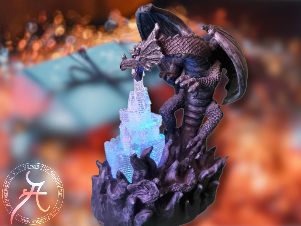 Eine Statue, die einen Drachen mit langem Hals und großen Flügeln über einem Flammenmeer zeigt, der sich um eine leuchtende Burg windet.