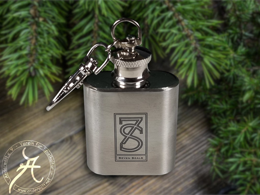 Nahaufnahme vom Edelstahl-Miniatur-Flachmann mit Karabinerhaken.