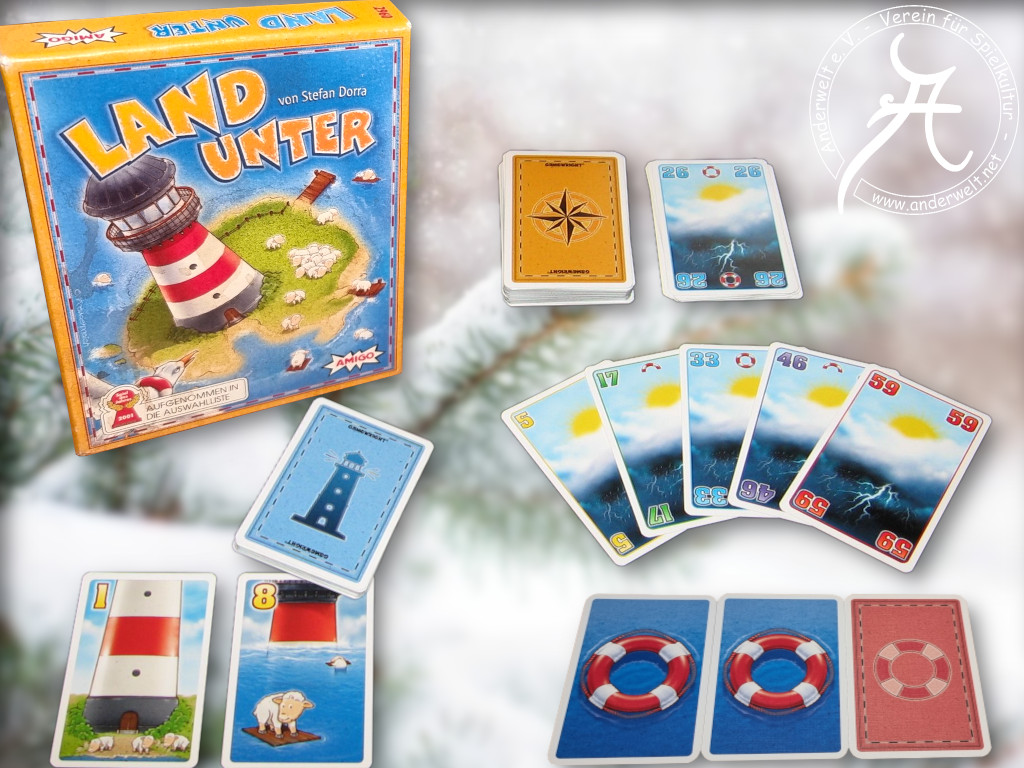 Die Spielschachtel mit Leuchtturm-Insel und Schafherde. Daneben ein Kartenstapel und einige offene Karten mit Schaf-Floß, Sturmfluten und Rettungsringen darauf.