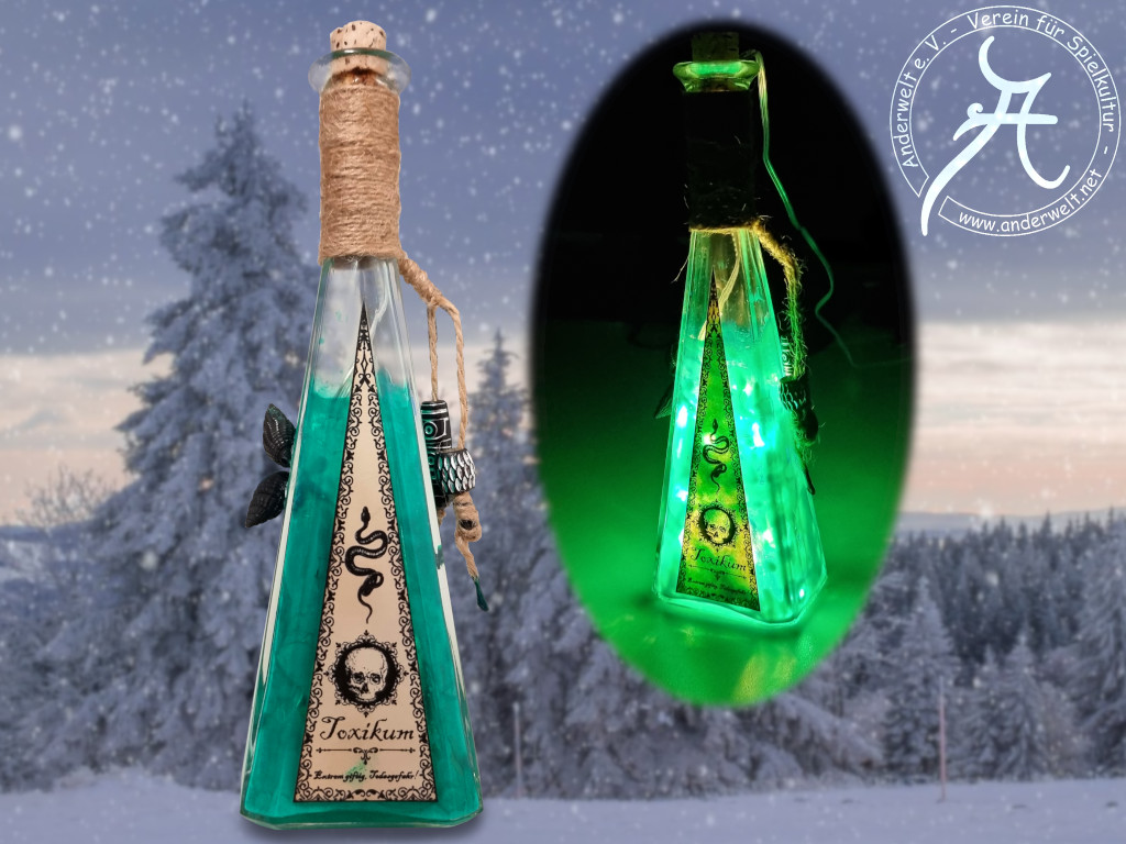 Eine längliche Glasflasche in Dreiecks-Form mit altertümlichen 