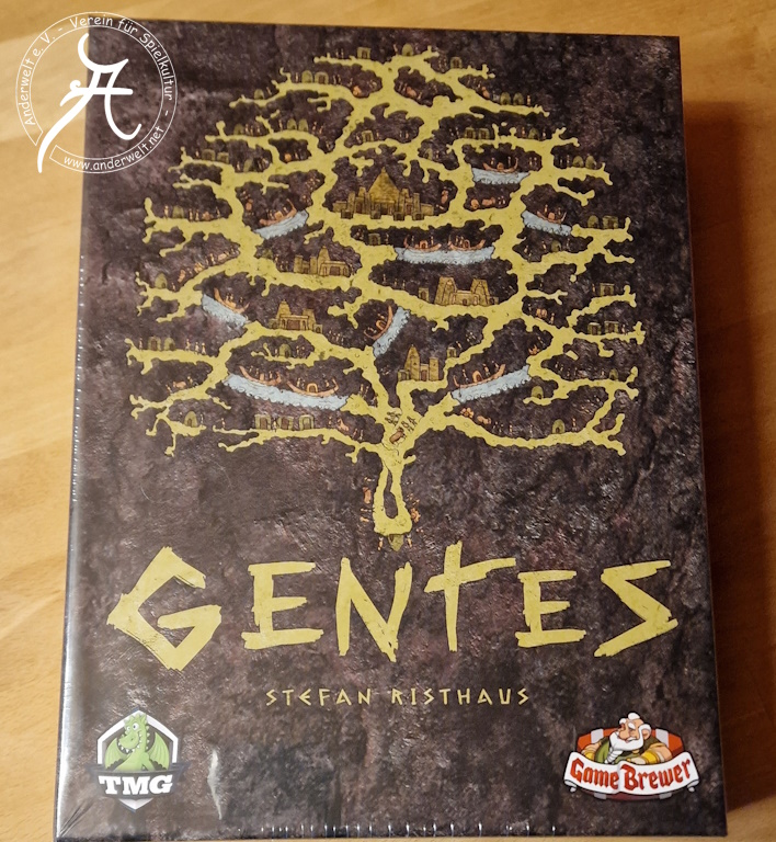 Das Bild zeigt den Spielekarton in Shrinkwrap-Verpackung. Darauf zu erkennen ist ein komplexes Wegenetz zu Land und zu Wasser, das Hütten, Häuser und Städte inkl. Monumente miteinander verbindet. Auf den Landwegen sind Menschen mit ihren Nutztieren unterwegs, auf den Wasserwegen fahren Boote. Von oben gesehen hat das Netz die Form eines Baums.