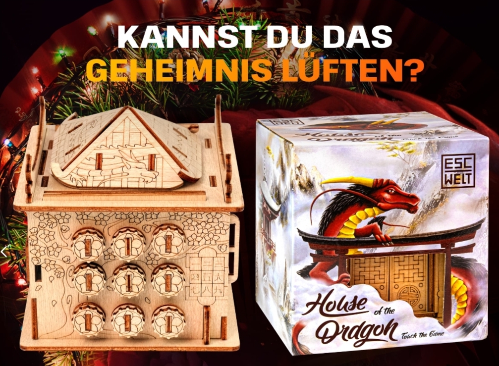 Das Bild zeigt auf der linken Seite das asiatisch anmutende Haus aus hellem Holz mit Verzierungen und Symbolen. Rechts daneben ist der Spielekarton abgebildet, auf dem sich ein roter Drache mit schwarzer Mähne und gelbem Bauch und Hörnern um das Haus windet.