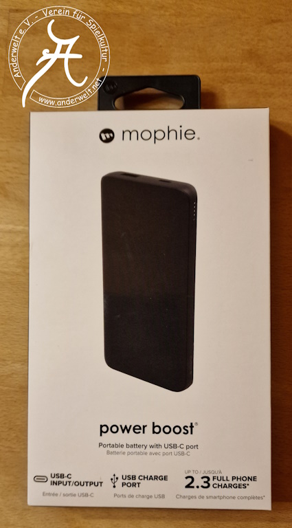 Das Bild zeigt die weiße Verpackung der Powerbank mit schwarzer Aufhängelasche. Ein Foto auf der Vorderseite lässt am oberen Rand die beiden USB-Anschlüsse (Typ A und Typ C) erkennen.