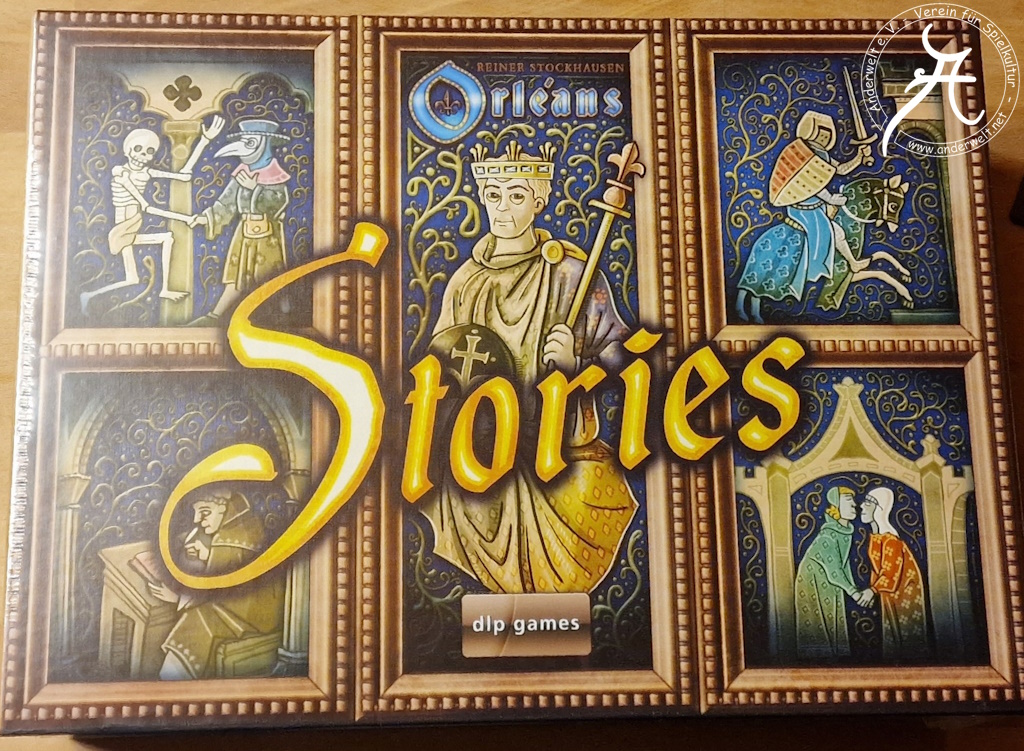 Der Spielekarton zeigt ein Mosaik aus fünf mittelalterlichen Motiven jeweils in gezeichneten Holzrahmen: In der Mitte ein König mit Krone und Zepter; oben links ein Skelett und ein Pestarzt, die sich die rechte Hand reichen; unten links ein Mönch an einem Schreibpult, der eine Handschrift anfertigt; oben rechts ein Ritter zu Pferd mit Helm, Schwert und Schild; unten rechts eine Frau und ein Mann, die sich an den Händen halten und kurz davor sind, sich zu küssen.