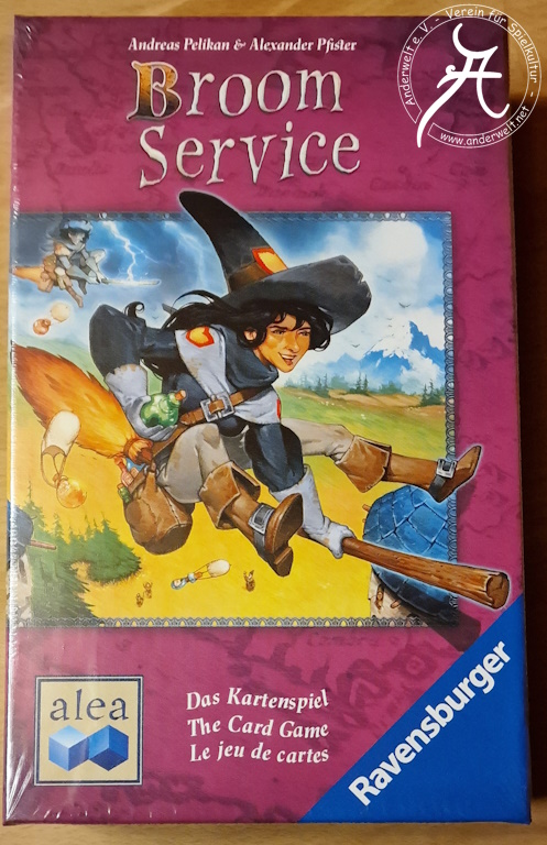 Die Spieleschachtel zeigt das gleiche Motiv wie beim großen „Broom Service“-Spiel: Hexen fliegen auf Besen über eine gebirgige Landschaft und werfen Flaschen mit Zaubertränken ab, die an kleinen Fallschirmen zu Boden schweben.