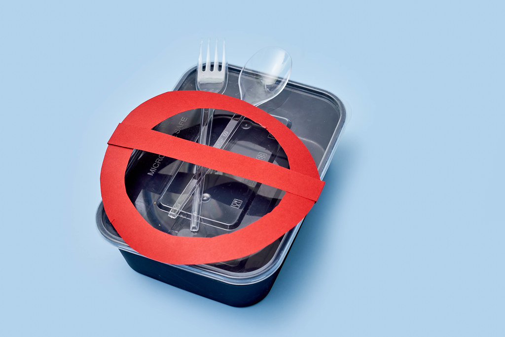 Verbotszeichen über Einweg-Geschirr. Foto von Marco Verch - Creative Commons 2.0