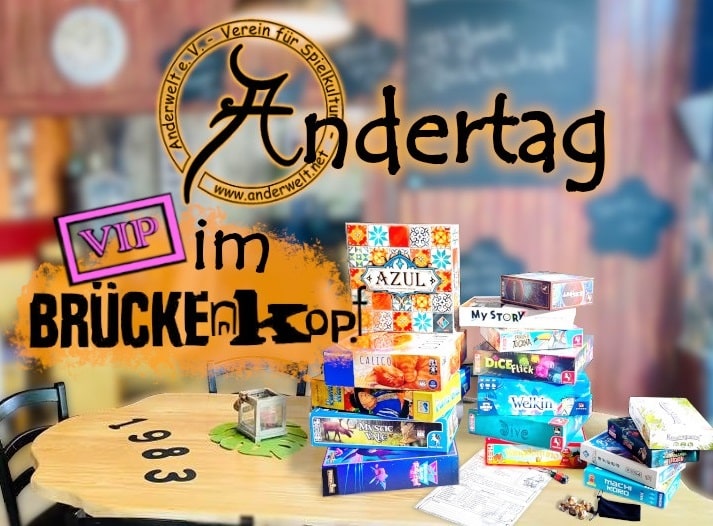 Der Schriftzug - Andertag VIP im Brückenkopf - gestaltet aus dem runden Anderwelt-Logo mit dem berühmten A, einem rosa farbigen VIP-Stempel und dem Brückenkopf-Logo. Im Hintergrund ist der Stammtisch zu sehen, auf dem sich diverse Spiele-Kartons stapeln.