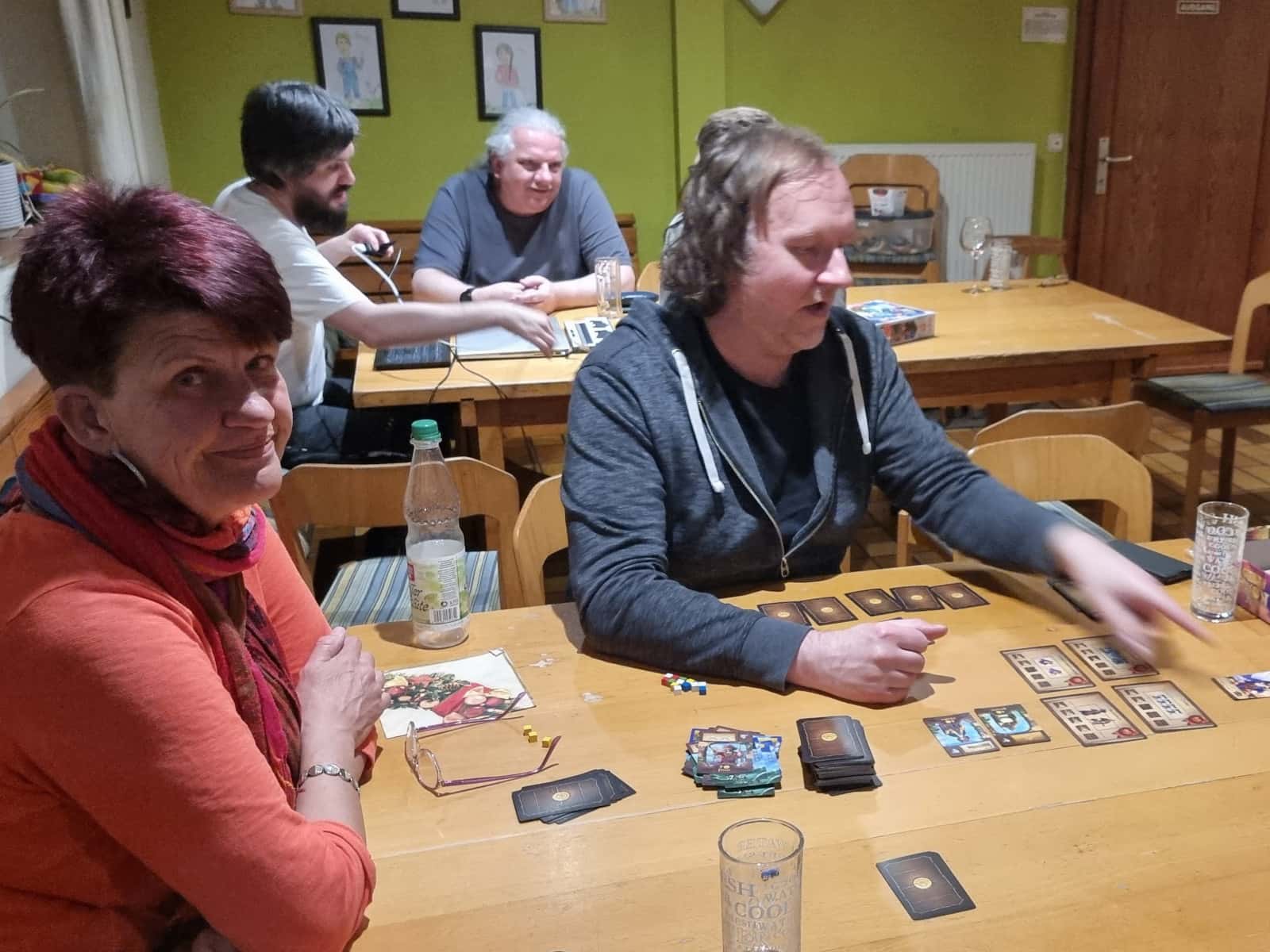 Eine Spielrunde Port Royal, mit einer weiteren anderen Spielrunde im Hintergrund.