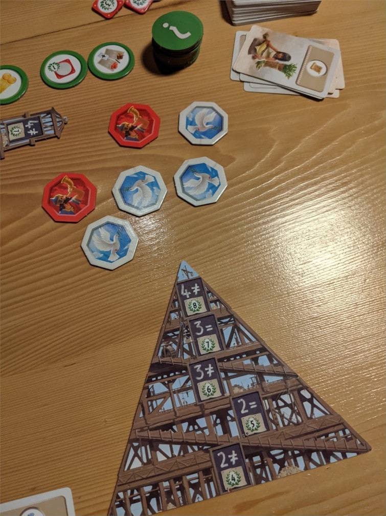 Spiel-Aufbau von 7 Wonders Architects mit Pyramiden-Weltwunder als Baustelle