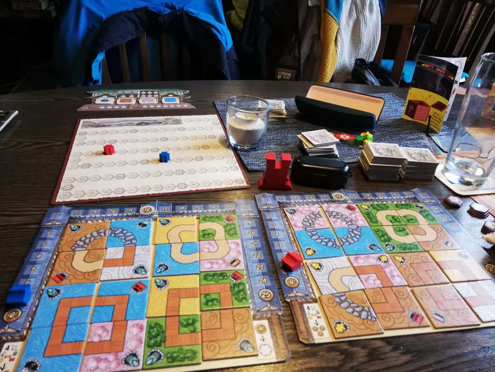 Spieler-Pläne des Spiels Zen Garden mit Legeplättchen für die Garten-Teile.