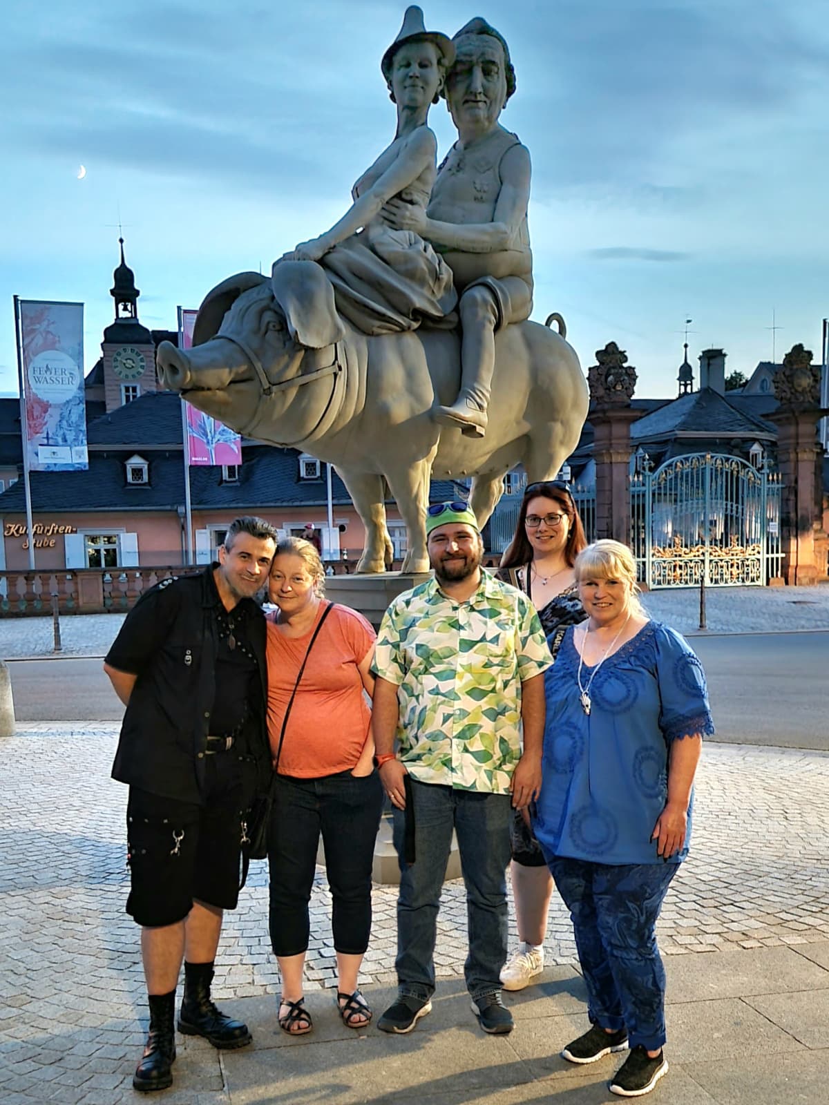 Die Burgentour-Teilnehmer vor der Kulisse Schloss Schwetzingen und der Statue vom Schweine-reitendem Fürstenpaar.