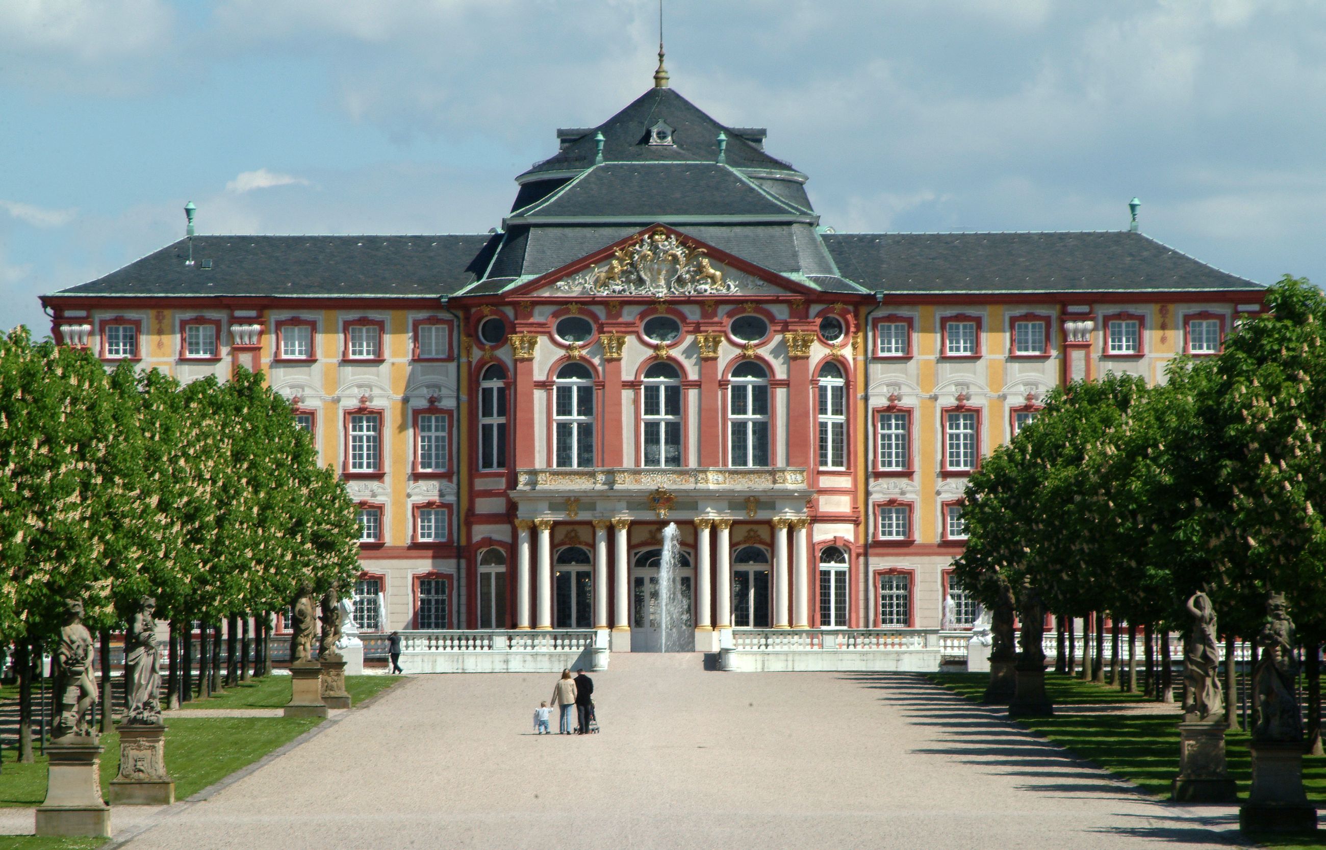 Auf der Gartenseite von Schloss Bruchsal blühen die Kastanien. (Pressebild 2023; Staatliche Schlösser und Gärten Baden-Württemberg, Christoph Hermann)