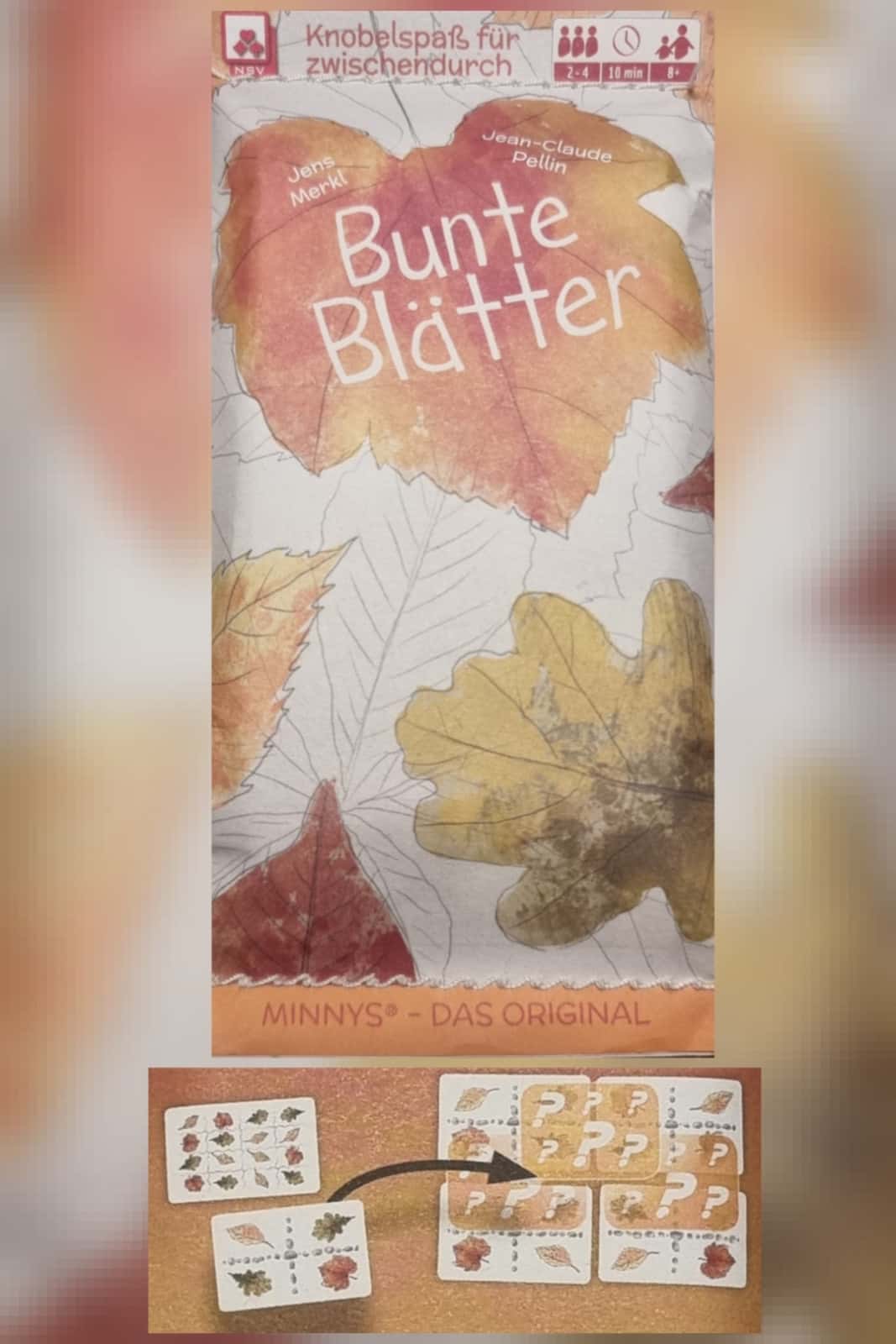 Das Kartenspiel Bunte Blätter, auf dem Herbstlaub abgebildet ist.