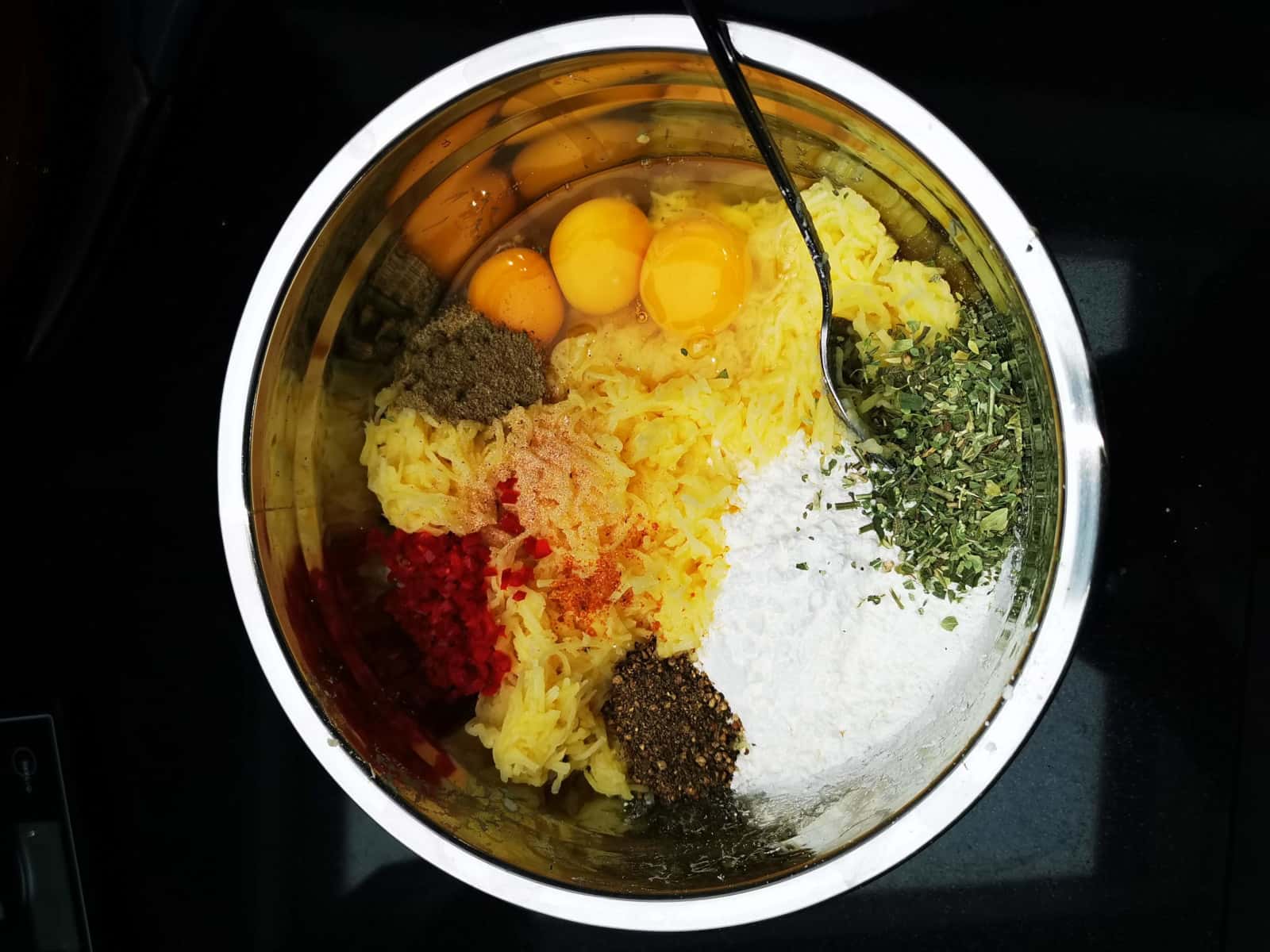 Alle Zutaten in einer Schüssel drapiert.