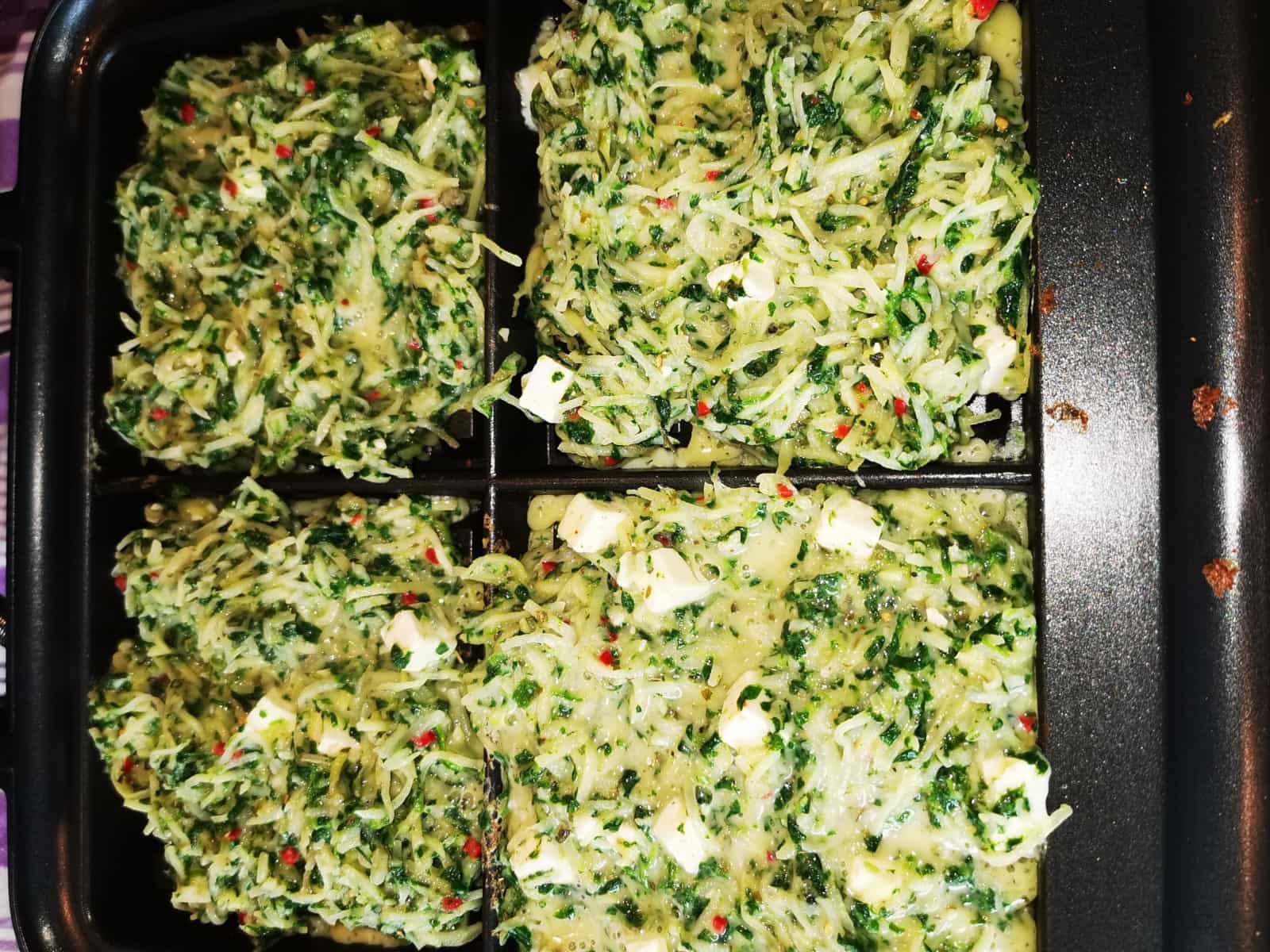 Waffelteig im Waffel-Eisen.