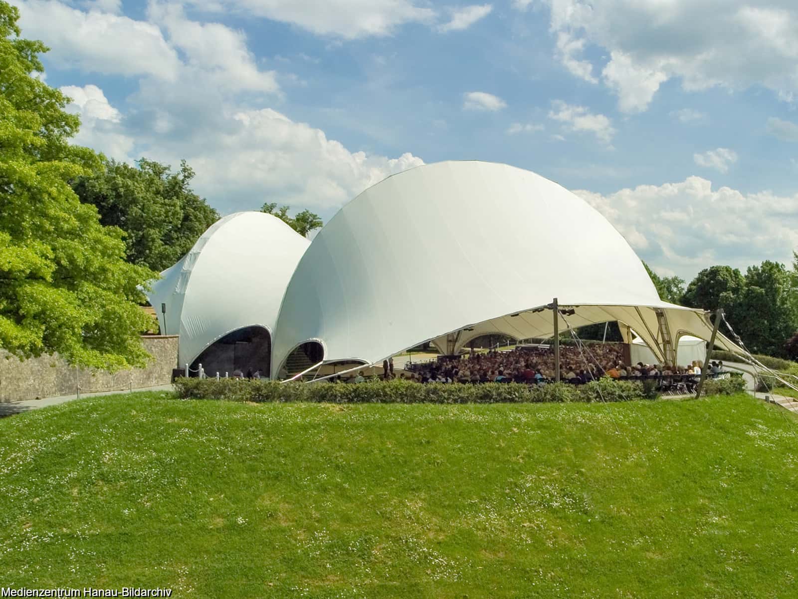 Zu sehen ist die Kuppel-Strucktur des überdachten Amphietheaters in Hanau hinter dem Schlosspark Philippsruhe.