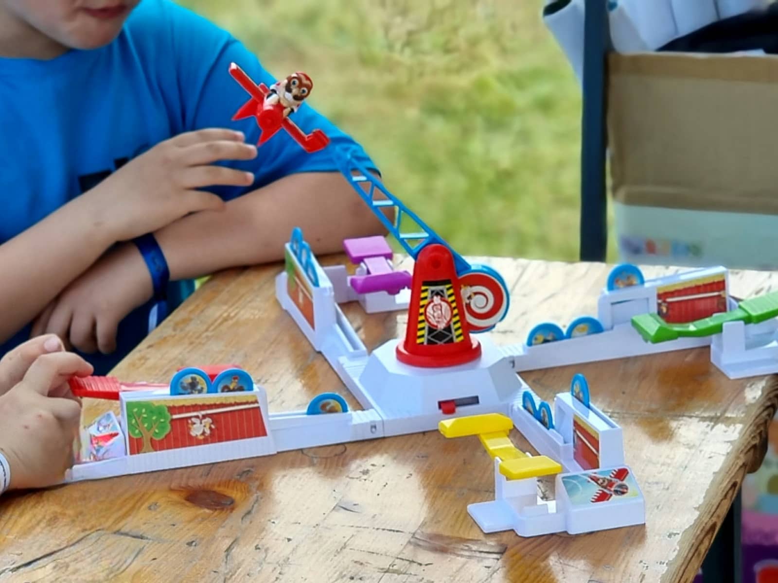 Eine spaßige Runde Looping Louie. Das kleine Fliegerass Louie saust hierbei über das Spiel.