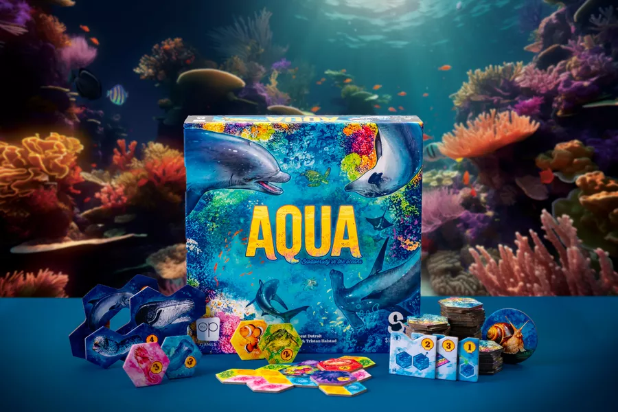 Farbenfrohes Spiele-Cover und -Elemente des Brettspiels Aqua mit abgebildeter biodiversität des Ozeans. (Zur Verfügung gestellt vom Publisher Sidekick Games, 2024)