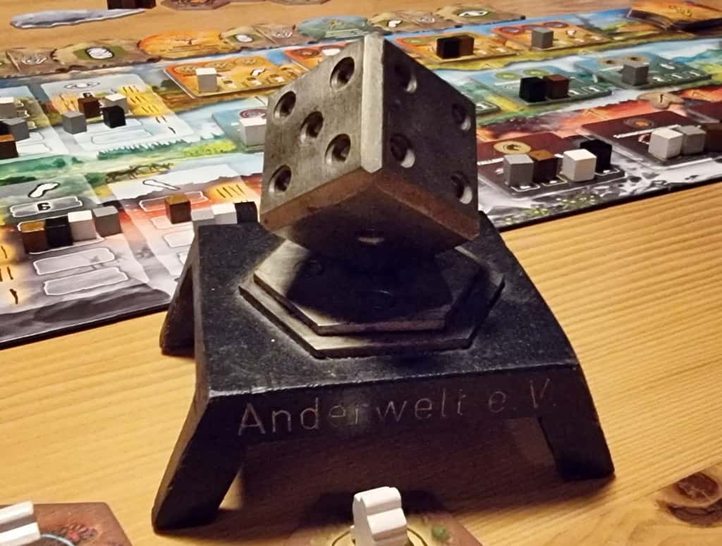 Das Stammtisch-Zeichen des Anderwelt e.V. - eine massive Würfel-Skulptur aus Metall.