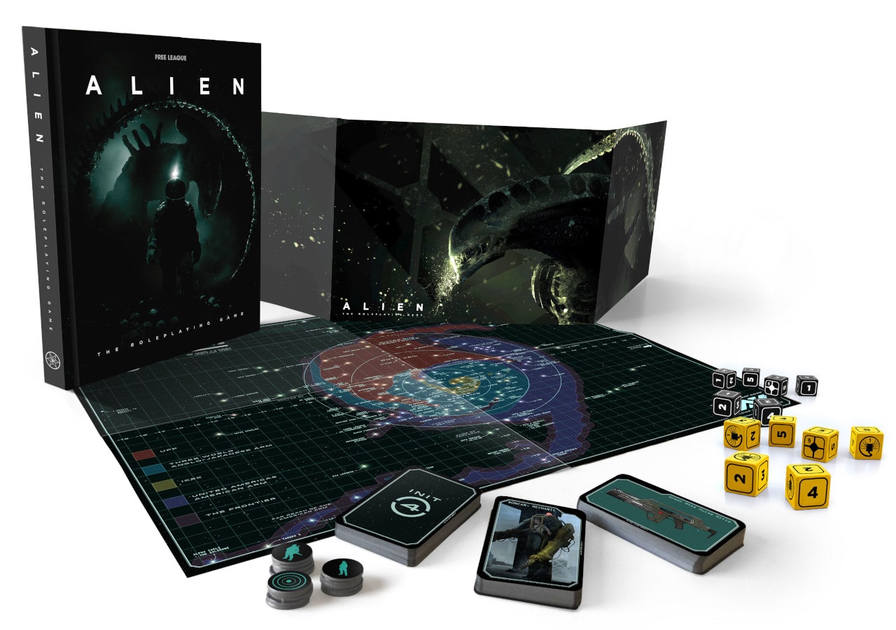 RPG-Bundle bestehend aus großer Sternenkarte, verschiedenen Markern und Spielkarten, einigen W6-Würfeln, Spielleiter-Schirm und Regelbuch. (Eigentum von Free League Publishing - Lead Designer: Tomas Härenstam, Lead Artist: Martin Grip, Grafikdesign: Christian Granath)