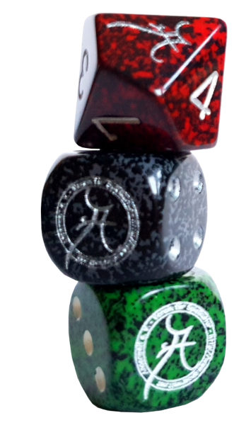 Drei aufgetürmte Würfel - oben ein roter W8, mittig ein schwarzer W6 und unten ein grüner W6 jeweils mit dem runden Anderwelt-Logo bzw. dem A auf der höchsten Würfelseite.