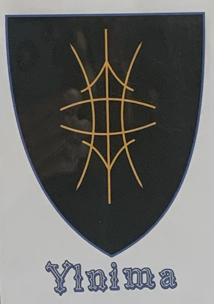 Cover - zu sehen ist ein schwarzes Wappen mit goldenem Symbol.