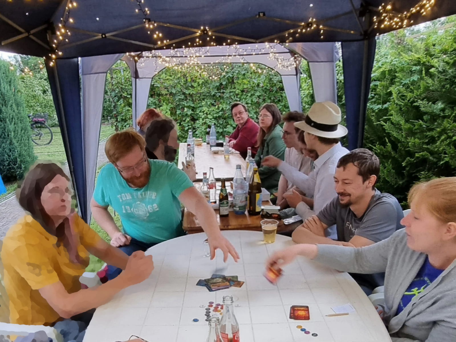 Besucher sitzen unter den Pavillons, spielen eine aufregende Runde WIZARD eXtReme  und unterhalten sich.