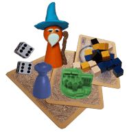 Zu sehen ist verschiedenstes Spielmaterial: Karten, Würfel, Meeple und Marker.